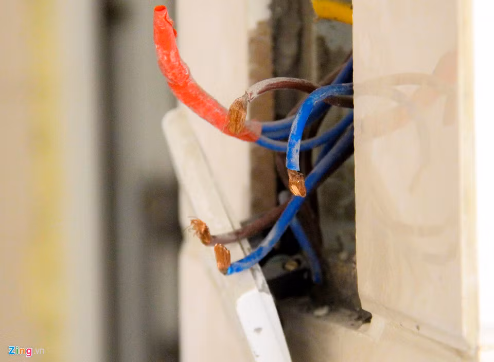 Ngoài ra nhiều thiết bị điện, ổ cắm, hệ thống thang máy chưa đảm bảo.