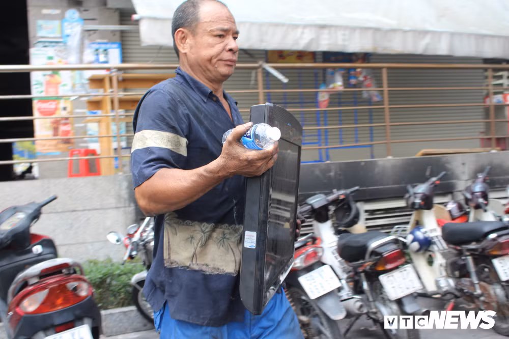 Họ hối hả đưa những tài sản còn sót lại sau vụ cháy khủng khiếp.