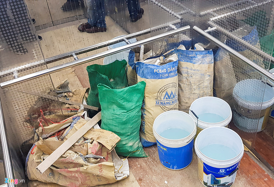 Tòa chung cư PVNC2- CT02 được thiết kế 3 thang máy nhưng mới chỉ sử dụng 2. Phía trong các thang bẩn thỉu, bề bộn bao tải chứa rác thải xây dựng, xô chậu.