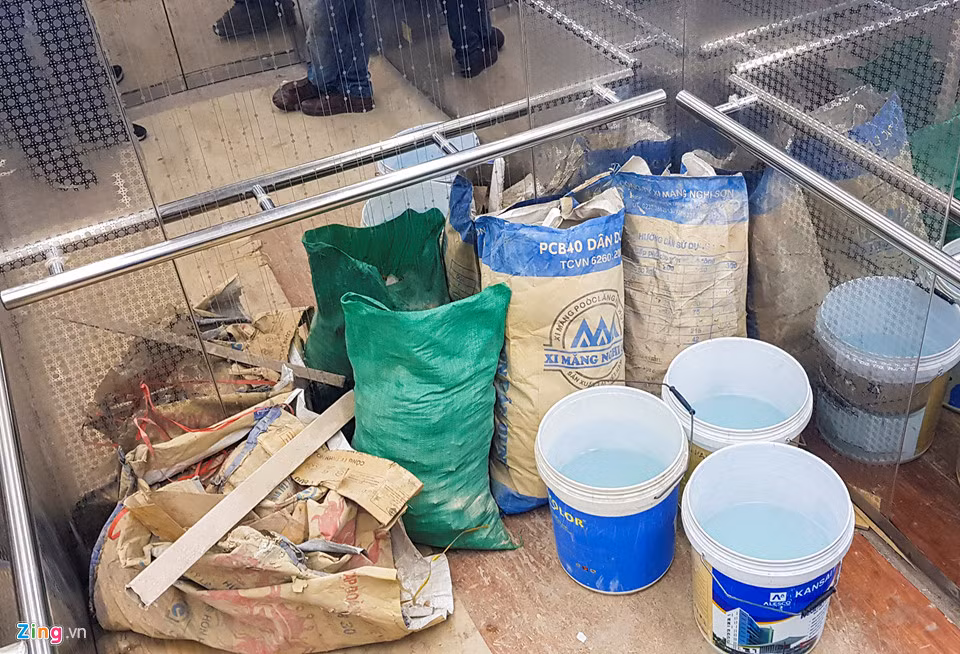 Tòa chung cư PVNC2- CT02 được thiết kế 3 thang máy nhưng mới chỉ sử dụng 2. Phía trong các thang bẩn thỉu, bề bộn bao tải chứa rác thải xây dựng, xô chậu.