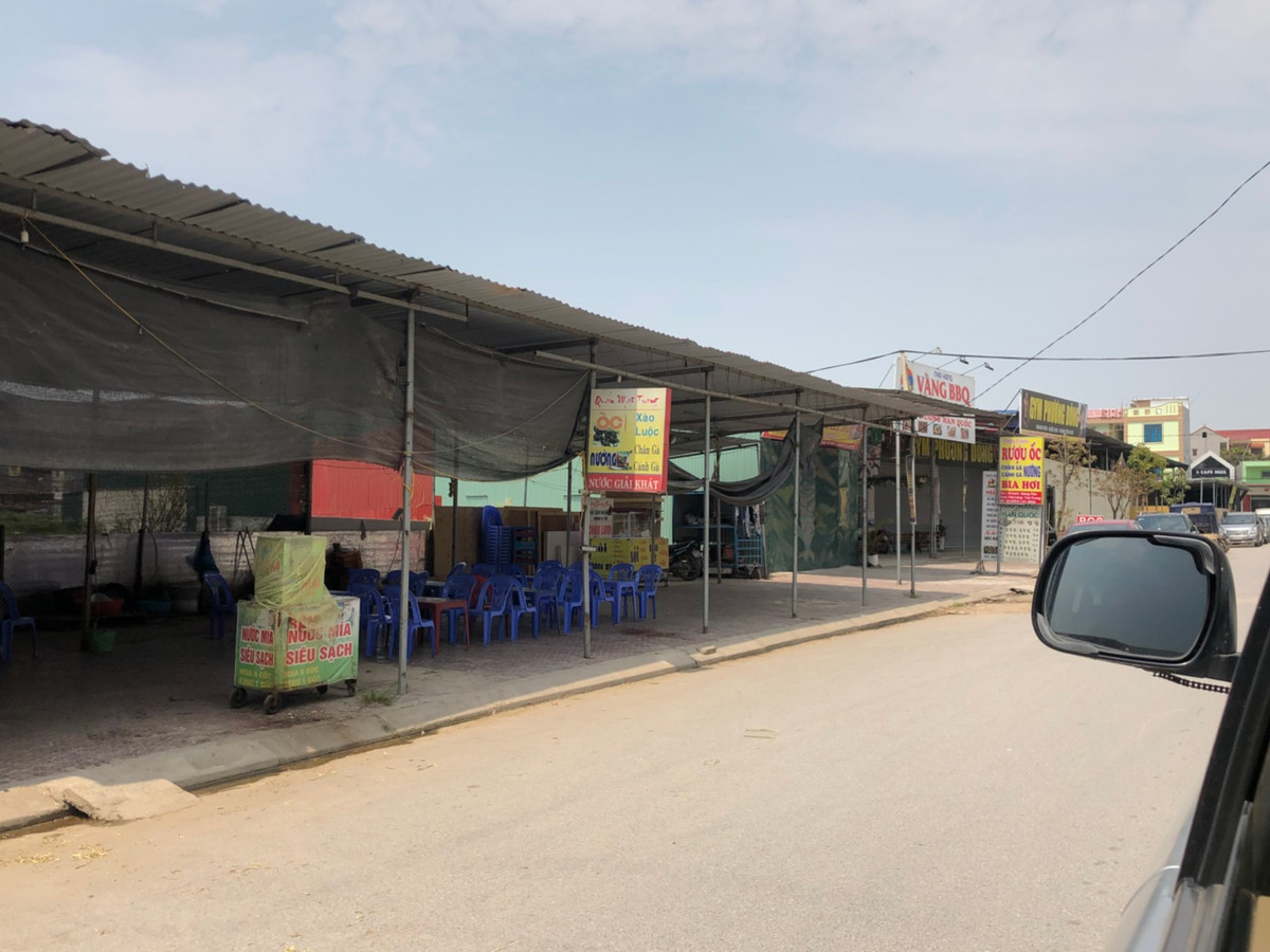 Hàng loạt nhà tạm bằng khung sắt mái tôn được dựng lên kiên cố.