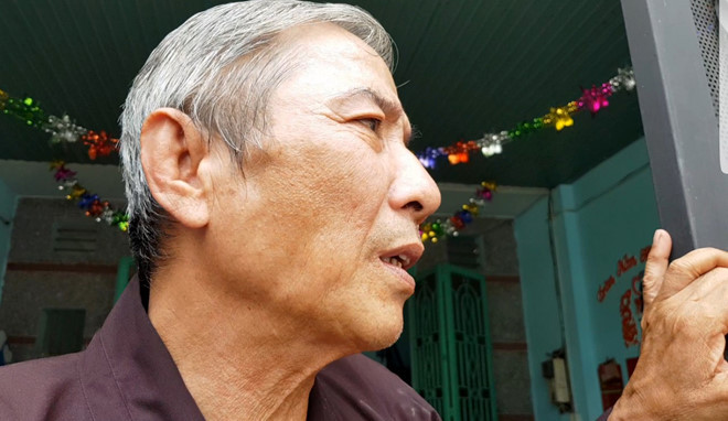 Người hàng xóm tiếc thương gia đình các nạn nhân. Ảnh: Lê Trai.