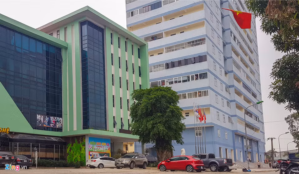 Toà nhà vốn dự kiến hoàn thành đưa vào sử dụng từ cuối năm 2016, song chậm tiến độ hơn 2 năm. Dù dở dang nhưng chủ đầu tư đã để 79 hộ dân vào ở từ tháng 11/2017