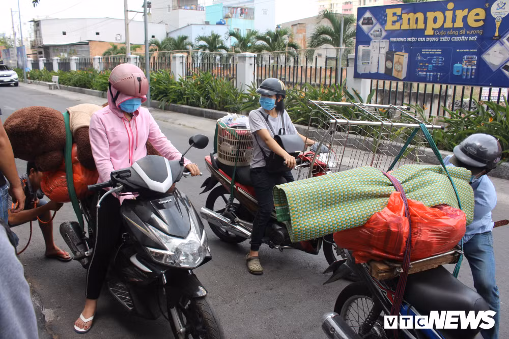 Huy động 3 xe máy cùng người thân đến để chở đồ.