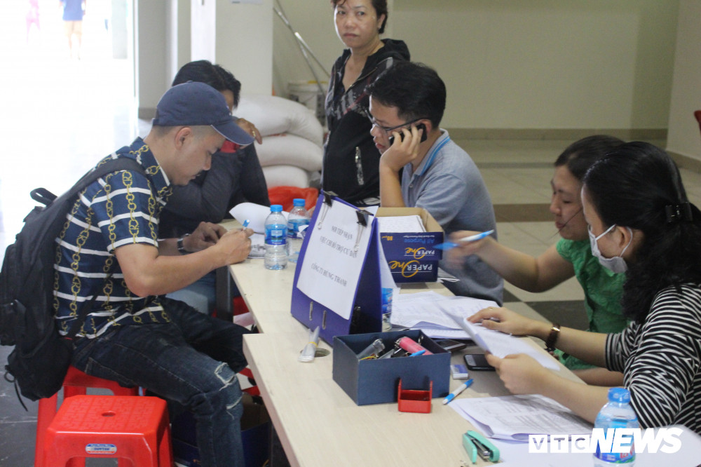 Một số cư dân khác trong chung cư đang làm thủ tục để được chủ đầu tư hỗ trợ.