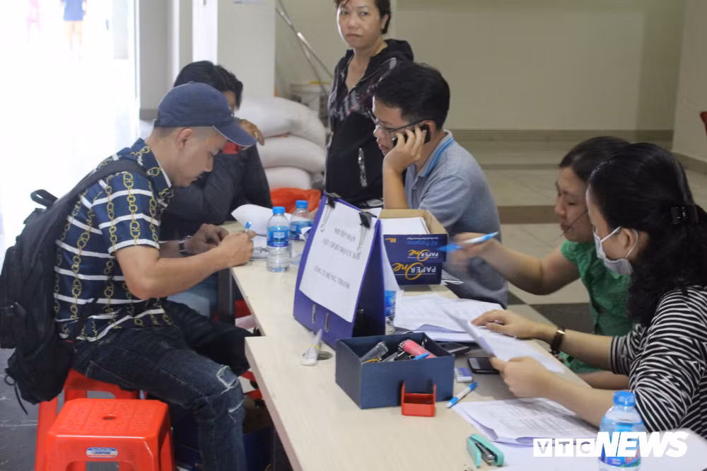 Một số cư dân khác trong chung cư đang làm thủ tục để được chủ đầu tư hỗ trợ.