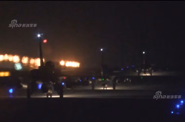 Theo các nguồn tin, 10 chiến đấu cơ Pháp đồng thời xuất phát từ Các Tiểu vương quốc Ả-rập Thống Nhất và Jordan trong chiến dịch không kích IS tại Syria diễn ra dưới sự phối hợp giữa Mỹ và Pháp.