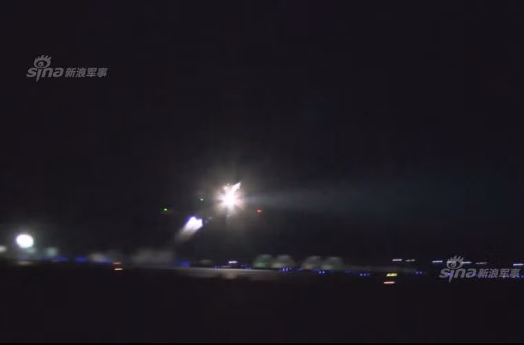 Việc các máy bay chiến đấu Pháp không kích IS trong đêm tối thay vì ban ngày có thể do lo ngại hỏa lực tên lửa vác vai của phiến quân IS và các loại pháo khác. Bởi Raqqa dẫu sao cũng là “thủ phủ” của IS vốn sẽ được canh phòng khá cẩn mật.