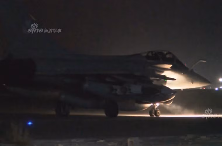 Bộ Quốc phòng Pháp cho biết, 20 quả bom đã được thả xuống Raqqa – nơi được coi là “thủ phủ" của phiến quân IS vào đêm hôm 15/11.