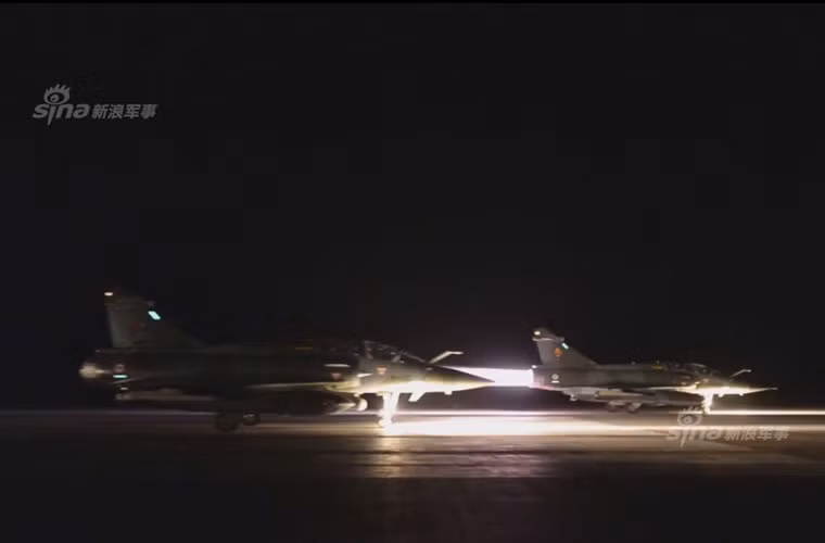 Máy bay chiến đấu Mirage 2000N/D đốt tăng lực tạo nên hình ảnh đẹp trên sân bay.