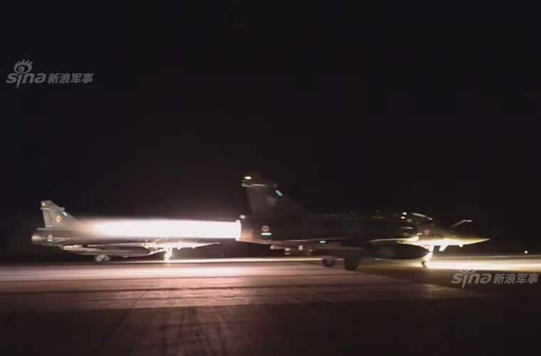 Tham gia cuộc không kích IS ở Raqqa còn gồm hai loại máy bay ném bom chiến thuật Mirage 2000N và Mirage 2000D.