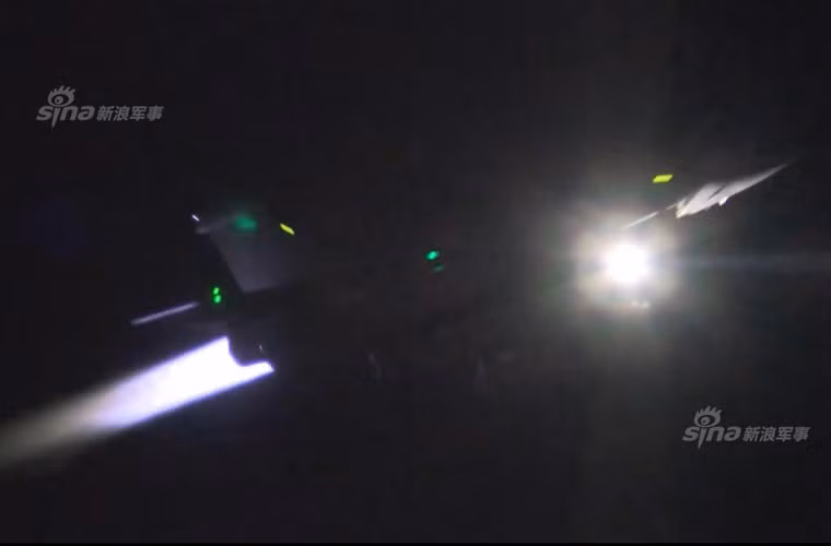 Máy bay chiến đấu Rafale đốt tăng lực động cơ tạo nên quầng lửa sau đuôi thực hiện cất cánh ngắn.