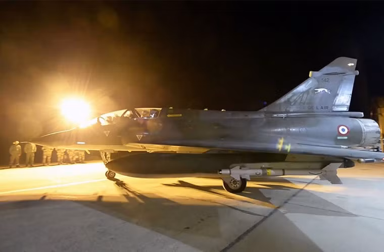 Các máy bay Mirage 2000 vẫn mang theo ít nhất hai quả tên lửa không đối không R550 Magic dẫn đường tầm nhiệt để đề phòng mối đe dọa trên không.