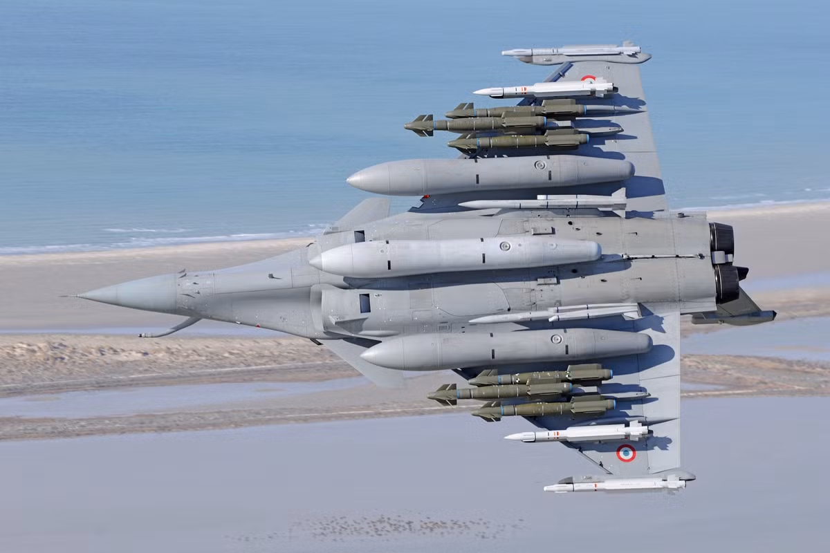Thực hiện phi vụ không kích phiến quân IS vừa rồi, Dassault Rafale có thể mang các loại bom hàng không có điều khiển GBU-12 Paveway II, GBU-22 Paveway III hoặc GBU-49 Enhanced Paveway II, GBU-24 Paveway III, AASM. Máy bay có tải trọng vũ khí lên tới 9,5 tấn với 14 giá treo (với phiên bản không quân) và 13 (phiên bản hải quân).