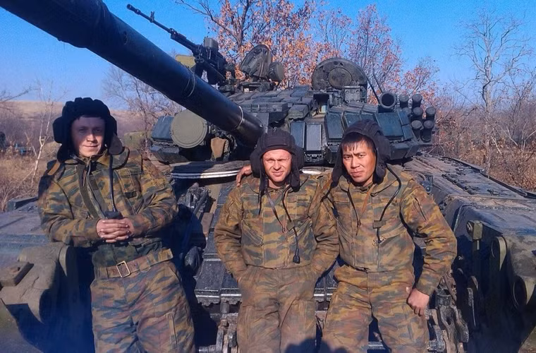 Mặc dù các xe tăng Nga luôn sở hữu bộ giáp cực kỳ hiện đại gồm giáp bị động (giáp composite, giáp ERA), giáp chủ động (hệ thống phòng vệ chủ động Shtora, ARENA). Tuy nhiên, việc bị vũ khí chống tăng hạ gục trên chiến trường là điều không thể tránh khỏi, lịch sử đã chứng minh điều nay. Mà một khi bị vũ khí chống tăng bắn hạ thì kíp lái tăng chắc chắn khó bảo toàn mạng sống khi xe nổ, hoặc nếu chạy ra ngoài thì có thể “ăn” đạn đối phương.