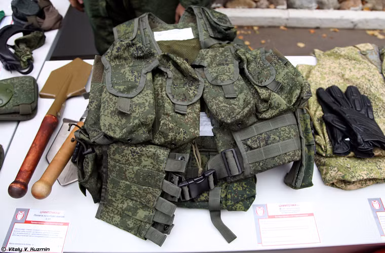 Vest mang đạn cũng như chứa các trang bị khác dành cho lính lái tăng Nga.