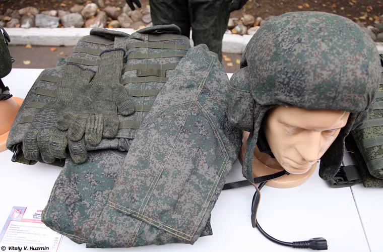 Chính vì vậy, các công ty quốc phòng nổi tiếng của Nga trong suốt nhiều năm đã nỗ lực phát triển và hoàn thiện bộ áo giáp cho kíp lái xe tăng Nga, xe bọc thép BTR…được định danh là 6B48. Trong ảnh là bộ phụ kiện áo giáp 6B48.