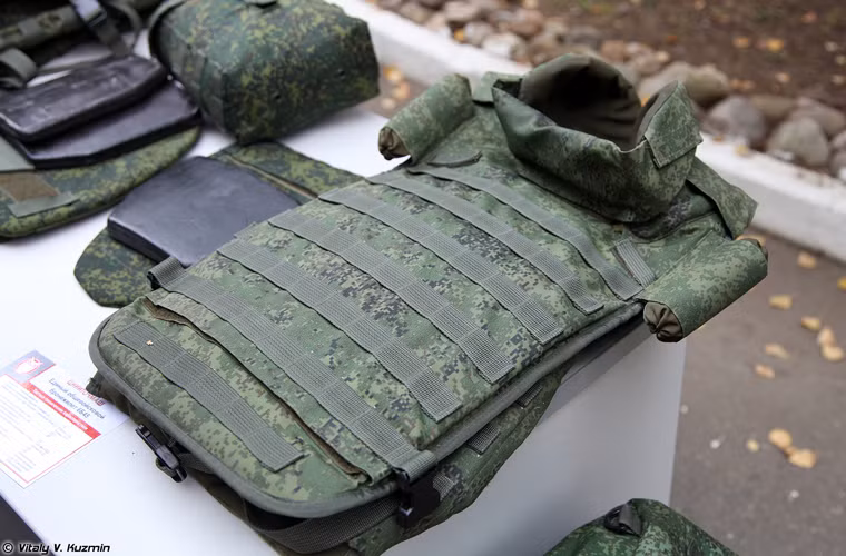 Hình hài đầy đủ của áo vét chống đạn 6B45 với lớp phủ bên ngoài.