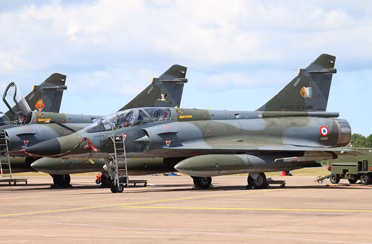 Mirage 2000N được thiết kế lại phần cánh đảm bảo khả năng hoạt động ở độ cao thấp, trang bị radar Antilope 5 tối ưu cho nhiệm vụ tấn công mặt đất. Nó có thể đạt tốc độ bay tối đa 2.338km/h, bán kính chiến đấu 1.500km với một động cơ SNECMA M53-P2.