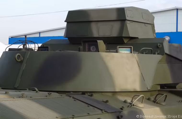 Trang bị radar mới và trạm điều hành hiệu suất cao cho phép radar trinh sát và xử lý dữ liệu có phạm vi lên đến 40km. Ảnh: Anten radar trong trạng thái hành quân.