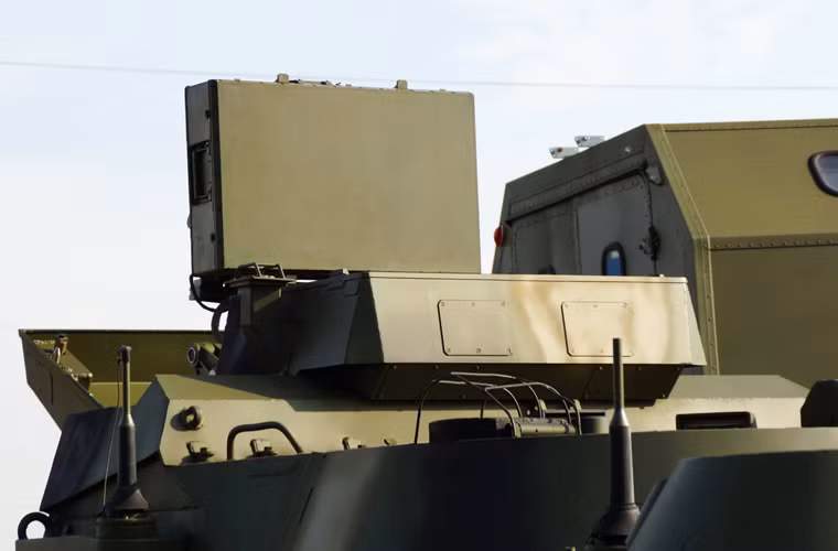 1RL127 được thay thế bằng hệ thống radar mới trang bị các phương tiện thông tin liên lạc hiện đại bên trong và ra bên ngoài với hệ thống truyền dữ liệu tự động, hệ thống định vị tự động với bản đồ địa hình kĩ thuật số và hệ thống định vị vệ tinh. Trang bị tiêu chuẩn của SNAR-10M1 bao gồm hệ thống định vị toàn cầu GLONASS/GPS, bản đồ kỹ thuật số, trang bị liên lạc.