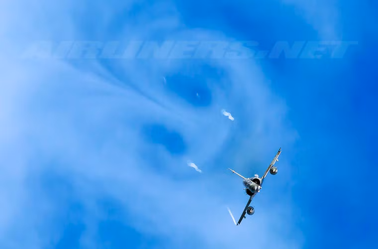 ….và bằng động cơ phản lực SNECMA M53-P2 cho tốc độ tối đa 2.338km/h, vận tốc leo cao 285m/s, bán kính chiến đấu 1.500km. Nó hoàn toàn có thể thực hiện nhiều bài thao diễn cơ động phức tạp.