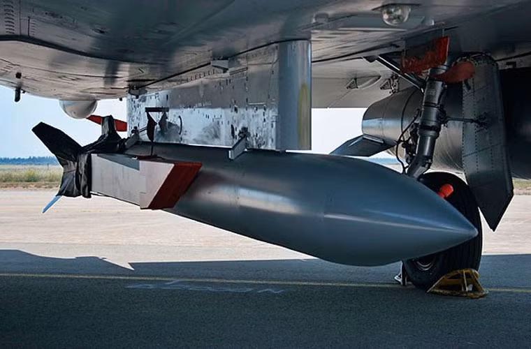 Trong ảnh là tên lửa Aerospatiale Air-Sol Moyenne Portee (ASMP) – vũ khí hạt nhân chủ lực của máy bay ném bom chiến thuật Mirage 2000N. Loại tên lửa này là một trong những vũ khí hạt nhân chiến lược của Pháp được hãng Aérospatiale phát triển vào hồi tháng 5/1986.