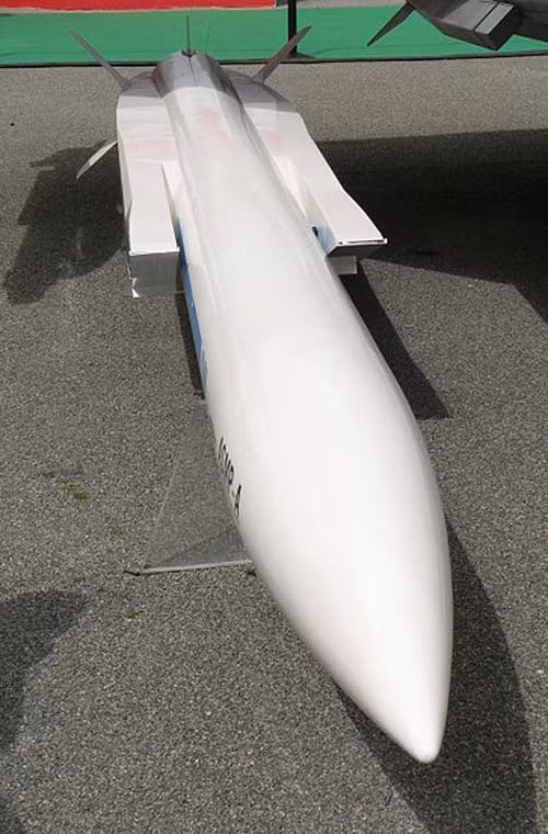 Tên lửa hạt nhân ASMP đạt tầm phóng tới 300km, nhưng với phiên bản cải tiến ASMP-A tăng tầm tới 600km.