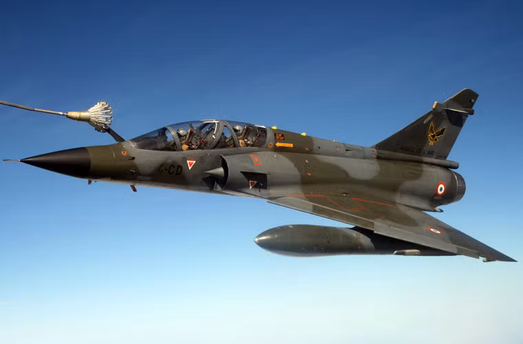 Tầm bay của Mirage 2000N có thể tăng lên gấp đôi nếu được tiếp nhiên liệu trên không.