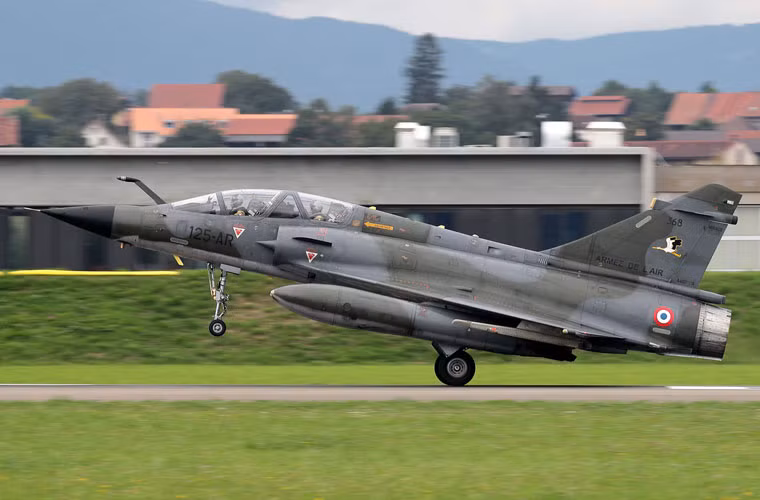 Mirage 2000N còn nhận một loạt nâng cấp khác so với mẫu Mirage 2000 chuyên không chiến. Ví dụ như, trang bị tăng cường năng lực tình báo điện tử, hệ thống cảnh báo tên lửa DDM.