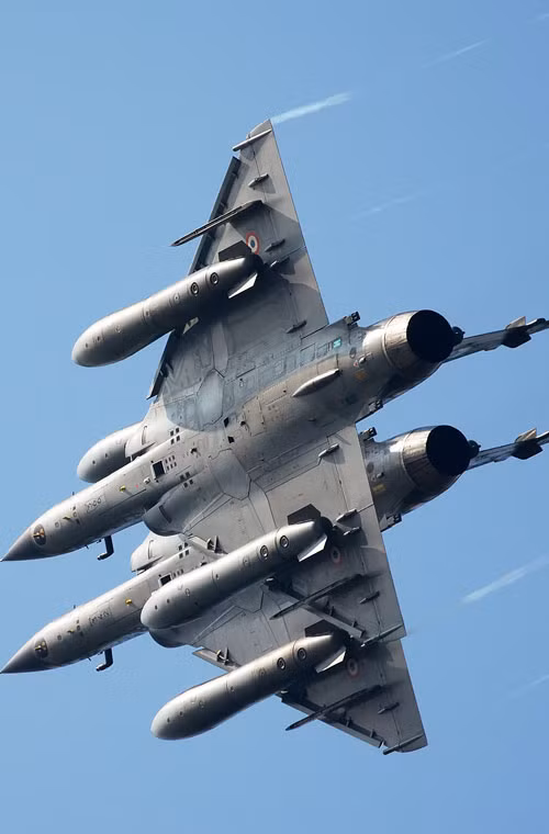 Tất nhiên, bên cạnh khả năng tấn công hạt nhân, Mirage 2000N vẫn có thể thực hiện nhiệm vụ chiến đấu thông thường với khả năng mang các loại bom dẫn dường laser nặng 125-1.000kg (số lượng 3-10 quả tùy trọng lượng bom).