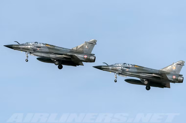 Đêm hôm 15/11, Không quân Pháp đã triển khai các máy bay chiến đấu Dassault Rafale, Mirage 2000N/D thực hiện chiến dịch không kích quy mô oanh kích dữ dội nhiều mục tiêu phiến quân IS tại thành phố Raqqa.