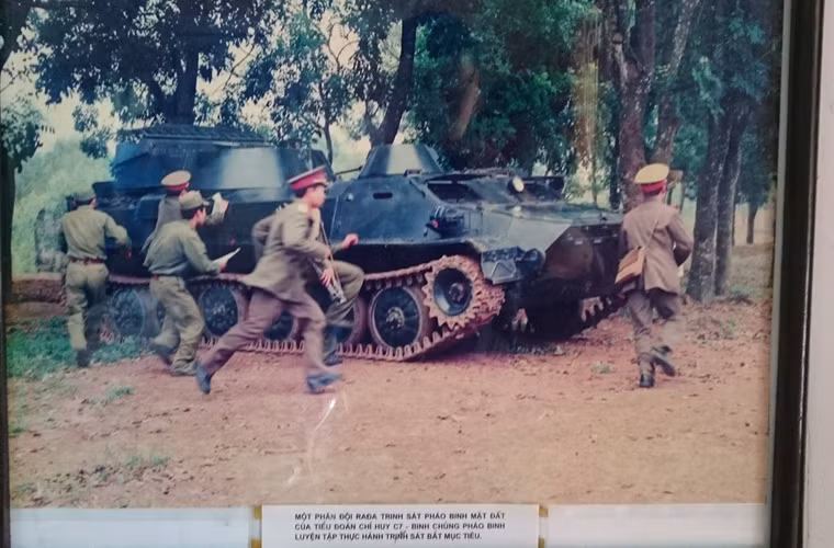 Theo một bức ảnh được trưng bày tại Bảo tàng Pháo binh thì hiện Việt Nam có trong trang bị hệ thống radar đặc biệt này. Ảnh: Phân đội radar trinh sát pháo binh mặt đất của Tiểu đoàn chỉ huy C7 (Binh chủng Pháo binh) thực hành trinh sát bắt mục tiêu. Nguồn: Facebook Giáo dục Quốc phòng