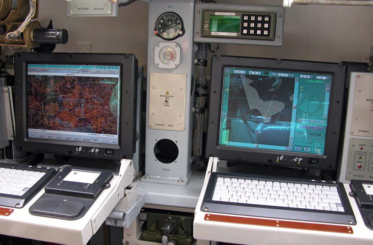 Ảnh: Giao diện làm việc tiên tiến, trực quan, sinh động. Radar SNAR-10M1 hoạt động với kíp xe 4 người và các hệ thống radar có thể hoạt động tự chủ tới 3 ngày.