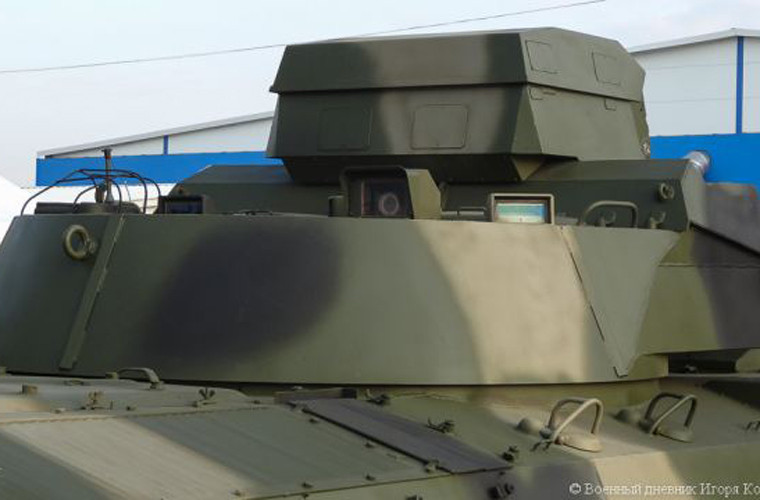 Trang bị radar mới và trạm điều hành hiệu suất cao cho phép radar trinh sát và xử lý dữ liệu có phạm vi lên đến 40km. Ảnh: Anten radar trong trạng thái hành quân.