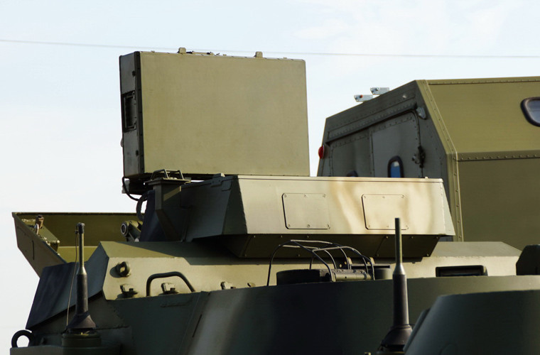 1RL127 được thay thế bằng hệ thống radar mới trang bị các phương tiện thông tin liên lạc hiện đại bên trong và ra bên ngoài với hệ thống truyền dữ liệu tự động, hệ thống định vị tự động với bản đồ địa hình kĩ thuật số và hệ thống định vị vệ tinh. Trang bị tiêu chuẩn của SNAR-10M1 bao gồm hệ thống định vị toàn cầu GLONASS/GPS, bản đồ kỹ thuật số, trang bị liên lạc.