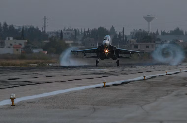 Chien dau co Su-30SM dem bom khong kich IS?