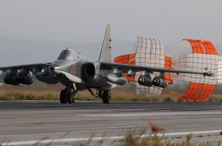 Chiếc Su-25SM về căn cứ với 4 bệ phóng rocket đã bắn sạch đạn.