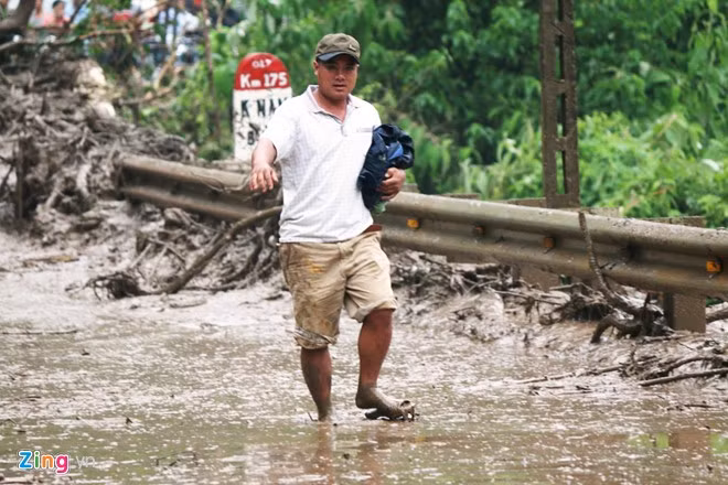 Nhiều người do vội đã chấp nhận lội bùn để vượt qua đoạn đường. 