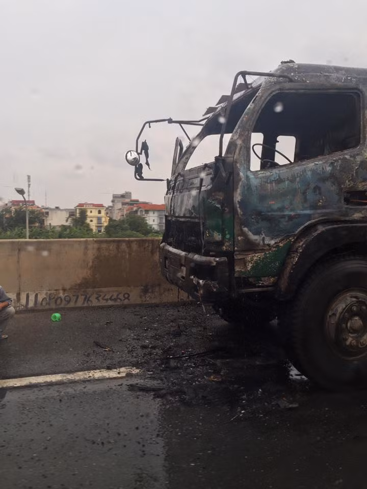 Xe tải cháy trơ khung.