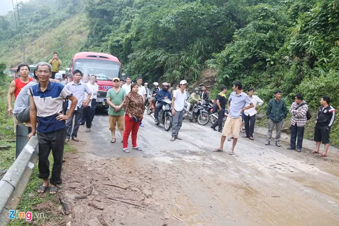 Đến đầu giờ sáng 19/9, nhiều phương tiện và người dân đi qua đoạn quốc lộ này vẫn phải chờ để lực lượng chức năng hót đất đá, bùn đi nơi khác.