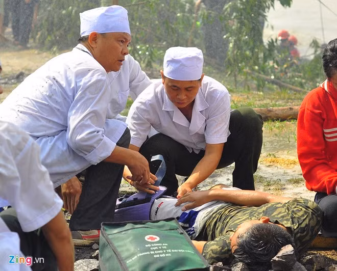 Trước sự tác động của thiên tai, người dân được di chuyển bằng mọi cách đến nơi an toàn. Trong đó, các cụ già, trẻ em được thanh niên dẫn dắt, cõng đi lánh nạn. Các y, bác sĩ làm nhiệm vụ sơ - cấp cứu cho những người bị thương. Trong điều kiện mưa, gió, họ buộc thực hiện thao tác nhanh, an toàn để cứu người.