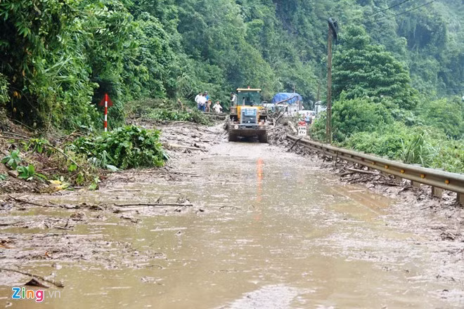 Sau khi xảy ra sự cố, Hạt quản lý đường bộ Cửa Rào, huyện Tương Dương huy động hai máy xúc lật, hơn 10 công nhân cùng chính quyền địa phương tập trung khắc phục sự cố. "Chúng tôi làm việc suốt đêm để giao thông qua đoạn đường này được thông tuyến trở lại bình thường", ông Nguyễn Văn Năm, Giám đốc Hạt quản lý đường bộ Cửa Rào nói.