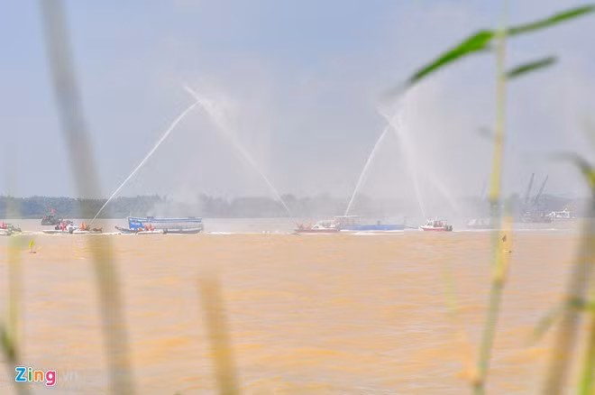 Lực lượng phòng cháy, chữa cháy và cứu hộ cứu nạn trên sông cũng tiếp cận hiện trường nổ tàu để chế ngự hỏa hoạn. 