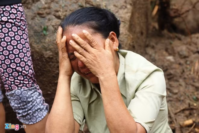 Chị Vi Thị Hợi (vợ anh Khun) ôm mặt khóc nức nở khi nhà bị lũ quét gây sập hoàn toàn. Huyện Tương Dương đã huy động hơn 100 người để dựng căn nhà tạm cạnh đó, giúp gia đình này ổn định cuộc sống tạm thời.