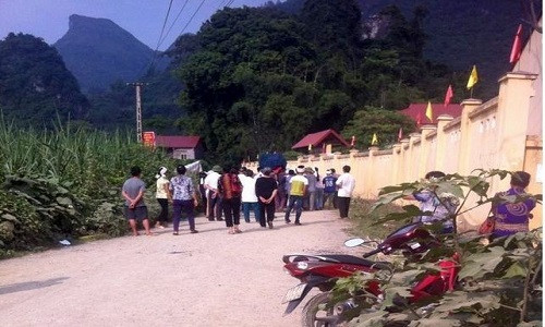 Người dân kéo đến theo dõi vụ việc. Ảnh: Báo Cao Bằng. Người dân kéo đến theo dõi vụ việc. Ảnh: Báo Cao Bằng.