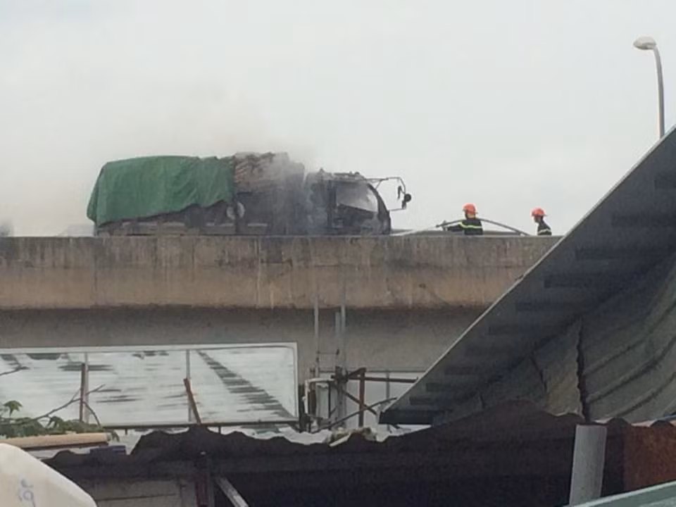 Lãnh đạo đội CSGT số 7 cho biết, vào lúc 13h30', ngọn lửa đã được dập tắt. Các chiến sỹ vẫn túc trực tiến hành phân luồng giao thông qua khu vực.