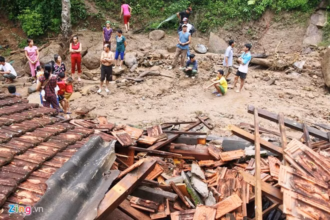 Căn nhà của anh Quang Văn Khun (42 tuổi, ở bản Pủng) bị đổ sập hoàn toàn. Hàng trăm khối đất đá đổ ập xuống vùi lấp căn nhà gỗ ba gian.