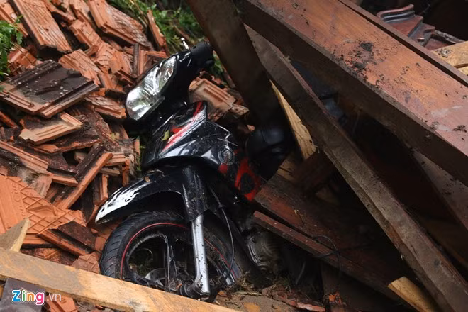 Ông Lô khăm Kha - Trưởng phòng Nông nghiệp huyện Tương Dương cho biết thời điểm xảy ra lũ quét, may mắn vợ chồng anh Khun và hai con kịp thời thoát ra ngoài. Trong ảnh là chiếc xe máy của gia đình anh Khun bị đè nát.