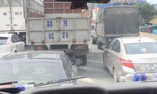 Phương tiện lưu thông theo hướng Pháp Vân - Mỹ Đình bị ùn ứ nghiêm trọng. (Ảnh: Otofun)